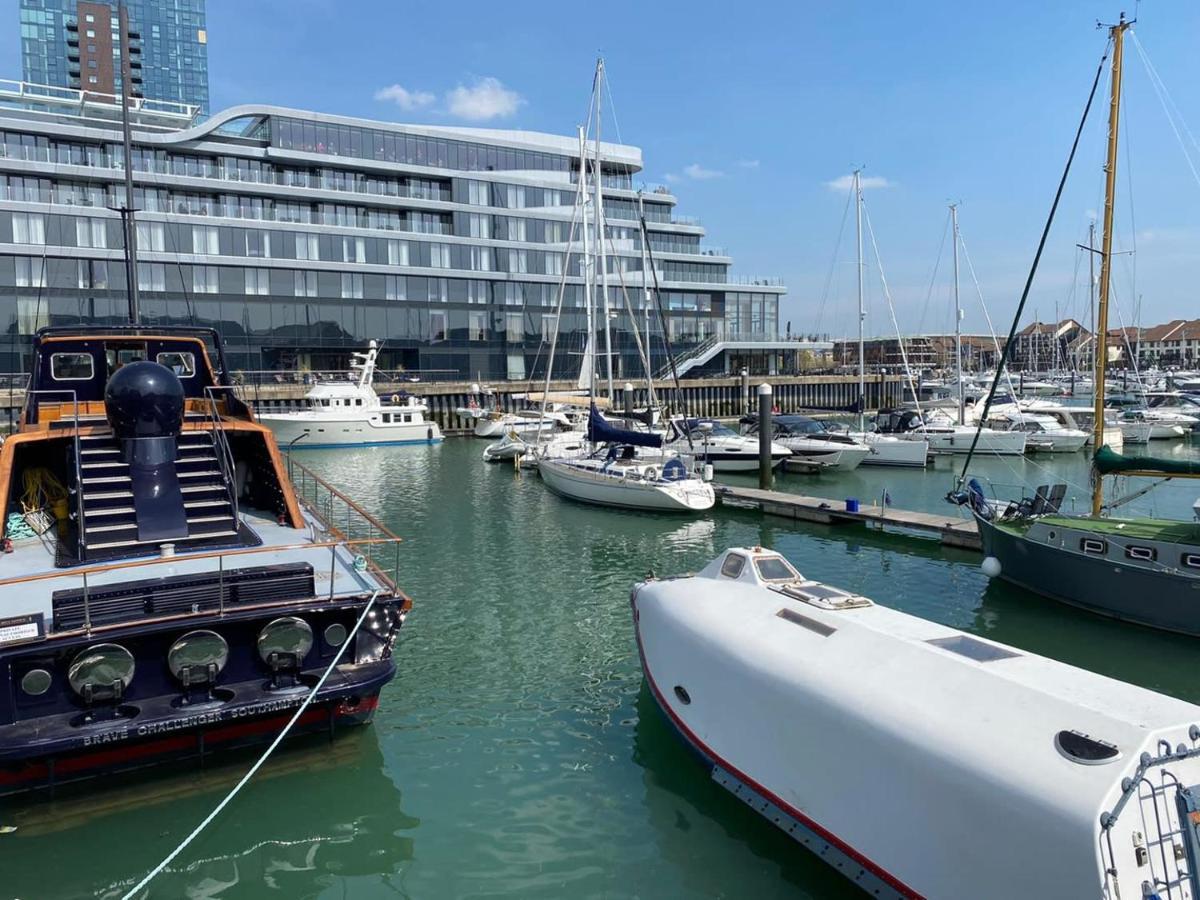 5 Star Ocean Village Marina Reconditioned Rnli Rig Life Boat Southampton Exterior foto